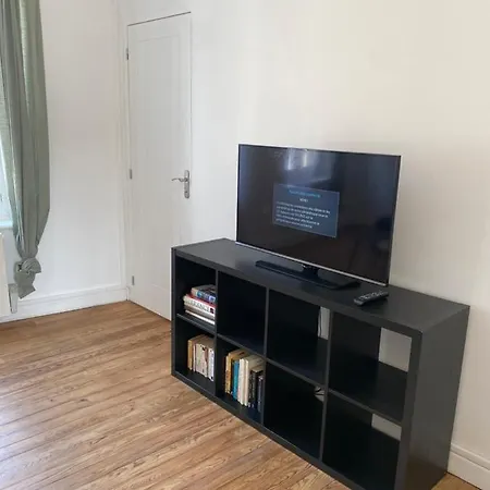 1st Floor Cozy Flat With Free Parking شقة *