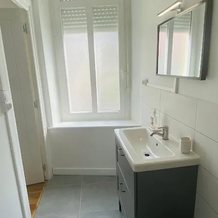 1st Floor Cozy Flat With Free Parking *